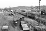 Mit einem Personenzug nach Ludwigsstadt fährt E 52 16 aus dem Bahnhof Stockheim (Oberfr). (09.1964) <i>Foto: Jürgen Hagemann, Slg. R. Garn</i>