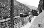 Bevor am 20. Mai 1960 im Höllental die Umstellung auf das bahnübliche Stromsystem von 15.000 V und 16 2/3 Hz erfolgte, war dort neben den E 244 auch der ET 255 01 unterwegs. Dieser entstand nach dem Zweiten Weltkrieg aus dem im Krieg ausgebrannten ET 25 026 für Versuchsfahrten im 50 Hz-Netz. Die Deutsche Bundesbahn übernahm den Triebwagen später als ET 255 01 und setzte ihn im Reisezugverkehr ein. Der Triebwagen erhielt eine elektrische Bremse und eine Magnetschienenbremse und war damit auch für den Einsatz auf der Höllentalbahn geeignet. Hier ist er als T 1541 aus Freiburg (Brsg) in Höllsteig eingefahren. (05.1958) <i>Foto: Jürgen Hagemann, Slg. R. Garn</i>