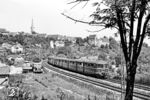 Ein ET 55 fährt als Nt nach Weil der Stadt in Höfingen ein. Im Rahmen des Stuttgarter Vorortverkehrs wurde der Abschnitt von Stuttgart-Zuffenhausen nach Leonberg bereits zum 15. Mai 1939 und der Abschnitt von Leonberg nach Weil der Stadt bis zum 18. Dezember 1939 elektrifiziert. (07.1959) <i>Foto: Jürgen Hagemann, Slg. R. Garn</i>