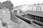 Südlich des Bahnhofs Malmsheim lag ein 1960 aufgelassener Steinbruch, in dem Kalksteine des Oberen Muschelkalk abgebaut wurden. Den Steinbruch passiert ein ET 25 auf der sog. Württembergischen Schwarzwaldbahn von Weil der Stadt nach Stuttgart. (07.1959) <i>Foto: Jürgen Hagemann, Slg. R. Garn</i>