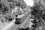 ET 55 06 fährt als Nt 3169 nach Stuttgart Hbf in den Haltepunkt Höfingen ein. (07.1959) <i>Foto: Jürgen Hagemann, Slg. R. Garn</i>