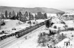 Eine Doppeleinheit ET 25 auf der Württembergischen Schwarzwaldbahn nahe Weil der Stadt. (12.1958) <i>Foto: Jürgen Hagemann, Slg. R. Garn</i>