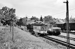 In Stuttgart-Plieningen trifft Tw 145 auf dem Dreischienengleis die normalspurige E-Lok 2. Nachdem 1922 die Filderbahn elektrifiziert wurde, beschaffte man für den Regelspurteil u.a. zwei Elektrolokomotiven. Hersteller war die Firma 'Eisenwerke Gustav Trelenberg' in Breslau; Lok 1 wurde 1922 und die hier gezeigte Lok 2 im Jahr 1924 gebaut. Beide Loks hatten ein Gewicht von 42 t und waren mit einer Knorr-Druckluftbremse ausgerüstet. Der Stromabnehmer war wegen des Dreischienengleisbetriebs versetzt auf dem Dach angebracht.  (09.1959) <i>Foto: Jürgen Hagemann, Slg. R. Garn</i>
