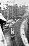 Blick auf einen Straßenbahnwagen, der in den verschneiten Straßen Stuttgarts unterwegs ist. (01.1958) <i>Foto: Jürgen Hagemann, Slg. R. Garn</i>