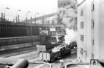 Werklok 3 der Technischen Werke Stuttgart rangiert im Gaswerk Gaisburg. Dahinter verbirgt sich die ehemalige württembergische T 3 No. "888", die bei der Reichsbahn als 89 407 einsortiert worden war.  (11.1959) <i>Foto: Jürgen Hagemann, Slg. R. Garn</i>