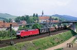 Auch im schnellfahrenden Güterzugverkehr wurde die damals neue Baureihe 120 einegsetzt: 120 151 befördert den Dg 43304 in Freden (Leine). (21.05.1990) <i>Foto: Wolfgang Bügel</i>