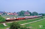 Bei Alfeld (Leine) legt sich 103 232 mit IC 695	"Kieler Förde" (Kiel - Hamburg-Altona - Frankfurt/M - Stuttgart - München) in die Kurve. Im Hintergrund ist das Örtchen Wispenstein zu sehen. Exakt dort, wo sich die ersten drei Wagen des IC befinden, entgleiste am 08.06.1970 der D 588 (München - Kiel). Es gab einen Toten, bedauerlicherweise einen Jungen, der per Fahrrad längs des Bahndammes unterwegs war. Ursache war ein unter Last verdrehtes, neu eingebautes kleines Gleisstück. (22.05.1990) <i>Foto: Wolfgang Bügel</i>