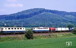 Bei Freden (Leine) begegnen einander 141 254 mit E 3007 und 140 374 mit einem nordwärts fahrenden Güterzug. (22.05.1990) <i>Foto: Wolfgang Bügel</i>