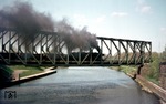 050 692 dampft vor Gag 58895 über die Rhein-Herne-Kanalbrücke aus dem Bahnhof Duisburg-Ruhrort Hafen. (25.04.1975) <i>Foto: Wolfgang Bügel</i>