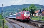 103 197 führt den IR 1683 (Hamburg-Altona - Hannover - Fulda) in Freden (Leine). (22.05.1990) <i>Foto: Wolfgang Bügel</i>