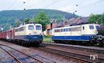 Im Bahnhof Freden (Leine) trifft die in der Überholung wartende 151 166 auf die durchfahrende 140 662. (22.05.1990) <i>Foto: Wolfgang Bügel</i>