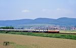 114 487 mit E 3217 bei Alfeld (Leine). Im Hintergrund liegt Eimsen. (22.05.1990) <i>Foto: Wolfgang Bügel</i>