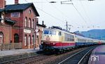 103 242 fährt mit FD 1971 "Schwarzwald" (Hamburg-Altona - Darmstadt - Freiburg - Seebrugg) durch den Bahnhof Freden (Leine). Das schöne Bahnhofsgebäude blieb erhalten, wird aber heute bahnseitig nicht mehr genutzt. (23.05.1990) <i>Foto: Wolfgang Bügel</i>