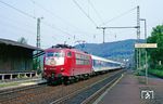 Mit IR 1681 (Flensburg - Hamburg-Altona - Fulda) ist 103 195 in Freden (Leine) unterwegs. (23.05.1990) <i>Foto: Wolfgang Bügel</i>