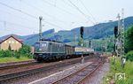 141 186, die während ihrer gesamten Einsatzzeit von 1961 bis 2001 in Frankfurt/M stationiert war, fährt mit E 3595 in den Bahnhof Freden (Leine) ein. (23.05.1990) <i>Foto: Wolfgang Bügel</i>
