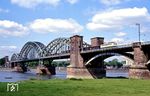 140 392 vom Bw Seelze mit einem Güterzug auf der Kölner Südbrücke. (26.05.1990) <i>Foto: Joachim Bügel</i>