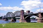 Zur Eröffnung der S-Bahn-Stammstrecke in Köln veranstaltete die DB im Mai 1990 auf dem ehemaligen Gelände des Güterbahnhofs Köln-Gereon eine Fahrzeugausstellung. Zudem gab es Sonderfahrten mit 194 580 rund um Köln, die fast ins Wasser gefallen wären (vgl. Bild-Nrn. 108394 bzw. 108395). 194 580 überquert mit Sonderzug N 25033 den Rhein auf der Kölner Südbrücke. (26.05.1990) <i>Foto: Joachim Bügel</i>
