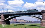 194 580 mit Sonderzug N 25033 auf dem Weg nach Köln-Kalk auf der Kölner Südbrücke. (26.05.1990) <i>Foto: Joachim Bügel</i>
