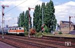 Der Personenbahnhof Köln-Kalk wurde zum 1. Juni 1991 stillgelegt. Zuvor zeichnete sich der Bahnhof durch diese schöne Formsignalkomination in der Nordausfahrt aus. 111 119 schiebt gerade den N 3142 aus dem Bahnhof. Die Chemische Fabrik Kalk im Hintergrund ist auch bereits Geschichte. Sie musste wegen verschärfter städtischer Umweltauflagen schließen. (26.05.1990) <i>Foto: Joachim Bügel</i>