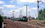 Von der Südbrücke kommend fährt 194 580 mit Sonderzug N 25035 in den Bahnhof Köln-Kalk ein. (26.05.1990) <i>Foto: Joachim Bügel</i>