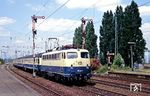 Die Dortmunder 110 401 fährt mit D 2343 (Köln - Siegen - Gießen) durch den Personenbahnhof Köln-Kalk. (26.05.1990) <i>Foto: Joachim Bügel</i>