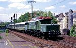 194 580, die nach ihrer Beschädigung (vgl. Bild-Nrn. 108394 bzw. 108395) nur mit einem Stromabnehmer unterwegs war, mit Sonderzug N 25037 in Köln Süd. (26.05.1990) <i>Foto: Joachim Bügel</i>