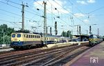 110 274 vom Bw Köln 2 verlässt mit D 2803 (Dortmund - Düsseldorf - Koblenz - Trier - Saarbrücken) den Bahnhof Köln-Deutz. Rechts nähert sich ein Sonderzug mit zwei belgischen NoHab-Dieselloks der Reihe 204. (26.05.1990) <i>Foto: Joachim Bügel</i>
