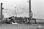 Nachdem im Laufe der 1960er Jahre fast alle Einsatzstrecken der Baureihe 03.10 bei der DB durch Elektrifizierung verloren gegangen waren, erlebten die Loks im Sommer 1965 eine letzte Scheinblüte. Bedingt durch den hohen Schadbestand der Hammer V 200 bespannten sie teilweise deren Schnellzugleistungen, so wie hier in der Ausfahrt aus dem Bahnhof Hamm (Westf) die 03 1050 den D 101 nach Hannover. (10.09.1965) <i>Foto: Wolfgang Jahn</i>