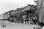 Der Zuglauf E 429/529 von Köln nach Kassel bzw. Braunschweig wurde im Bahnhof Scherfede getrennt. Bei der Ausfahrt des E 429 aus Scherfede mit 03 1021 fuhr dem Fotografen unglücklicherweise die Lok für den E 529 (23 013) ins Bild. (11.09.1965) <i>Foto: Wolfgang Jahn</i>