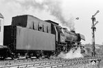 Ausfahrt des E 529 mit der Bestwiger 23 013 aus dem Bahnhof Scherfede. (11.09.1965) <i>Foto: Wolfgang Jahn</i>