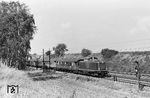 V 100 1227 passiert mit E 863 das Einfahrvorsignal von Warburg (Westf). (11.09.1965) <i>Foto: Wolfgang Jahn</i>