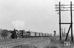 38 3645 vom Bw Bestwig mit dem P 2676 nach Altenbeken bei Warburg (Westf). Vorne verlaufen die Streckengleise von/nach Brilon Wald. (11.09.1965) <i>Foto: Wolfgang Jahn</i>