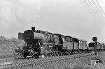 50 2286 vom Bw Bestwig mit einem Güterzug auf dem Weg in die Heimat bei Warburg (Westf). (11.09.1965) <i>Foto: Wolfgang Jahn</i>