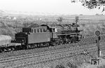 44 334 (Bw Paderborn) mit einem Güterzug nach Kassel Rbf kurz vor Warburg (Westf). (11.09.1965) <i>Foto: Wolfgang Jahn</i>