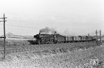 Keine große Mühe hatte 44 1119 (Bw Kassel) mit einem Nahgüterzug bei Warburg (Westf). Auf dem 344 m hohen Desenberg ist im Hintergrund die gleichnamige Burg aus dem 11. Jahrhundert zu sehen. (11.09.1965) <i>Foto: Wolfgang Jahn</i>