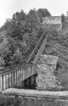 Der Friedaviadukt war eine Eisenbahnbrücke der Bahnstrecke Leinefelde – Treysa im Zuge der Kanonenbahn. Er überspannte nördlich des Ortes Frieda im hessischen Werra-Meißner-Kreis das Tal der Frieda, nur etwa 1400 Meter von der Landesgrenze Hessen / Thüringen entfernt. Das 1880 in Betrieb genommene Bauwerk hatte eine Länge von 98,70 m und eine Höhe von 25,70 m und zählte neben dem Lengenfelder Viadukt zu den herausragenden Bauwerken der Strecke. Am 3. April 1945 sprengten zurückweichende Einheiten der Deutschen Wehrmacht die Brücke. Aufgrund der Lage des Bauwerkes nach Kriegsende unmittelbar an der Zonen- und innerdeutschen Grenze wurde es nicht wieder aufgebaut, und die Bahnstrecke blieb dauerhaft unterbrochen. Die in drei Teile geborstenen Brückentrümmer wurden erst in den 1970er Jahren geräumt. (11.09.1965) <i>Foto: Wolfgang Jahn</i>