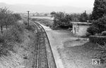 Der Haltepunkt Heldra unmittelbar nahe der Grenze Hessen–Thüringen an der 1902 eröffneten Nebenbahn (Eschwege -) Schwebda - Wartha/Werra. Am 3. Juli 1945 wurde der Verkehr zwischen Heldra und Treffurt eingestellt, da hier seit Anfang Juli 1945 die Zonengrenze zwischen amerikanischer und sowjetischer Besatzungszone verlief. Vor dem Bahnhof Großburschla führte die verbliebene Strecke etwa 320 Meter auf der Zonen- bzw. ab 1949 innerdeutschen Grenze entlang. Durch Verhandlungen konnte aber erreicht werden, dass die Strecke hier befahrbar blieb und der Grenzzaun neben der Strecke errichtet wurde, so dass Heldra zum neuen Endpunkt der Strecke aus Richtung Eschwege wurde. Das Teilstück zwischen dem Bahnhof Großburschla (das Dorf Großburschla lag jenseits der Grenze) und Heldra wurde am 2. Februar 1970 stillgelegt, nachdem der Personenverkehr zwischen Wanfried und Heldra bereits am 6. Juni 1966 eingestellt worden war.  (11.09.1965) <i>Foto: Wolfgang Jahn</i>
