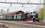 Die Schweizerische Nationalbahn (SNB) war eine 1875 gegründete Schweizer Eisenbahngesellschaft mit Sitz in Winterthur. Sie betrieb u.a. die Eisenbahnstrecke über die schweizer/deutsche Grenze zwischen Singen (D) und Etzwilen (CH). Zuletzt reichte das 159 km lange normalspurige SNB-Streckennetz von Winterthur aus nordostwärts bis Kreuzlingen sowie westwärts nach Aarau und Zofingen. Von Anfang an hatte die SNB mit finanziellen Problemen zu kämpfen, sodass sie bereits 1880 in Konkurs ging. Am 27. April 2025 erinnerte die SBB an die Bahn, z.B. mit Dampflokfahrten zwischen Etzwilen und Singen (Hohentwiel) mit der Dampflok Eb 3/5 BT 9 des Dampfbahn-Vereins Zürcher Oberland, die hier den Bahnhof Etzwilen in Richtung Deutschland verlässt. (27.04.2025) <i>Foto: Thomas Gries</i>