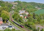 Aus Anlass des 40-jährigen Bestehens der Eisenbahnfreunde Hönnetal veranstaltete der Verein mit Unterstützung des NWL und der DB-Regio NRW einen Mobilitätstag. Hierbei kamen die Hammer V 200 033 und 212 079 mit einem, wegen der kurzen Bahnsteige auf der Hönnetalbahn, nur kurzen Umbauwagenzug zum Einsatz. Auf dem Weg ins Hönnetal wurde V 200 033 mit dem Sonderzug nach Fröndenberg bei Volmarstein in luftiger Höhe erwartet. (27.04.2025) <i>Foto: Joachim Schmidt</i>