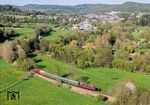 Der Pendelzug mit V 200 033 und 212 079 im Hönnetal bei Garbeck. Im Hintergrund ist das Schulzentrum Balve zu sehen, das früher häufig mit der Bahn Ausflüge veranstaltete. (27.04.2025) <i>Foto: Joachim Schmidt</i>