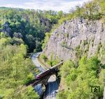 V 200 033 auf dem Hönneviadukt am Uhu-Tunnel bei Klusenstein.  (27.04.2025) <i>Foto: Joachim Schmidt</i>