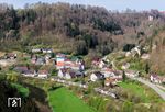 Im Juli 2019 verkaufte die österreichische Westbahn ihre 17 Stadler-KISS-Doppelstockzüge in zwei Tranchen an die DB Fernverkehr. Seit Dezember 2022 werden die Züge u.a. auf der Strecke Stuttgart–Zürich eingesetzt. In Talhausen ist ein bei der DB als Baureihe 4010 eingeordneter Triebzug als IC 282 (Zürich - Stuttgart) im Neckartal unterwegs. (19.04.2025) <i>Foto: Joachim Schmidt</i>