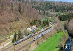 Auf den eingleisigen Abschnitten der Gäubahn haben Güterzüge oft das Nachsehen und verschwenden viel Zeit mit dem Warten auf Zugkreuzungen. Im Bahnhof Talhausen hat es BLS-Cargo 475 241 mit DGS 40253 nach Gallarate erwischt, die hier nicht nur die Kreuzung des IC 2384 nach Stuttgart mit einer 147 abwarten musste, sondern auch die eines Regionalexpresszuges. Die Folge: Zusätzliche 43 Minuten Verspätung. (19.04.2025) <i>Foto: Joachim Schmidt</i>