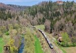 Nach dem Halt mit zwei Zugkreuzungen in Talhausen nimmt der DGS 40253 nach Gallarate hinter Talhausen wieder Fahrt auf. Unterhalb des Schlosses Hohenstein hat der Zug soeben den 103 m langen Hohensteintunnel verlassen und fährt bei Herrenzimmern auf Rottweil zu. (19.04.2025) <i>Foto: Joachim Bügel</i>