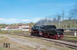 Am 14. Mai 2025 laufen die Fristen der langjährigen Stamm-Dampflokomotive der Eisenbahnfreunde Zollernbahn aus. Zum (vorläufigen?) Abschied bespannte 52 7596 mehrere Sonderzüge, u.a. über die Schwarzwaldbahn. Vor ihrem langjährigen Standort im ehemaligen Bw Rottweil macht sich die Lok auf den Weg zum Bahnhof. (20.04.2025) <i>Foto: Joachim Schmidt</i>