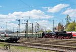 Der Bahnhof Villingen (Schwarzwald) ist ein Regionalverkehrsknoten und de facto der Hauptbahnhof von Villingen-Schwenningen. Obwohl seit 2004 ein ESTW L90 aus der Karlsruher Betriebszentrale den Bahnhof fernsteuert, sind die beiden mechanischen Stellwerke aus dem Jahr 1935 immer noch in Betrieb. Mit einem Sonderzug nach Hausach verlässt 52 7596 den Bahnhof Villingen (Schwarzwald) mit seiner (noch) beachtlichen Zahl an Formsignalen. (20.04.2025) <i>Foto: Joachim Schmidt</i>