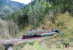 52 7596 am Glasträgertunnel III (19 m) auf der Schwarzwaldbahn zwischen Hornberg und Niederwasser. (20.04.2025) <i>Foto: Joachim Schmidt</i>