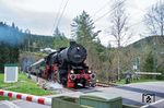 52 7596 zwischen Obergiestunnel (175 m) und Hippensbachtunnel (265 m) hinter Niederwasser. (20.04.2025) <i>Foto: Christian Franke</i>