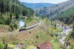Oberhalb von Gremmelsbach dampft 52 7596 die Schwarzwaldbahn hinauf. (20.04.2025) <i>Foto: Joachim Schmidt</i>