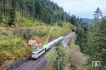140 797 der Eisenbahn-Betriebsgesellschaft Neckar mit einem Sonderzug des Prestige Continental Express der Schweizerischen Südostbahn AG nach Zürich auf der Schwarzwaldbahn bei Gremmelsbach. Der Zug besteht aus den zwei Salon-Speisewagen "Le Salon Bleu", "Le Rubis Noir" sowie dem Piano-Barwagen "Le Diamant Bar". Mit seinem Belle-Époque-Stil soll er an das goldene Eisenbahnzeitalter des 19. Jahrhunderts erinnern. (20.04.2025) <i>Foto: Joachim Schmidt</i>